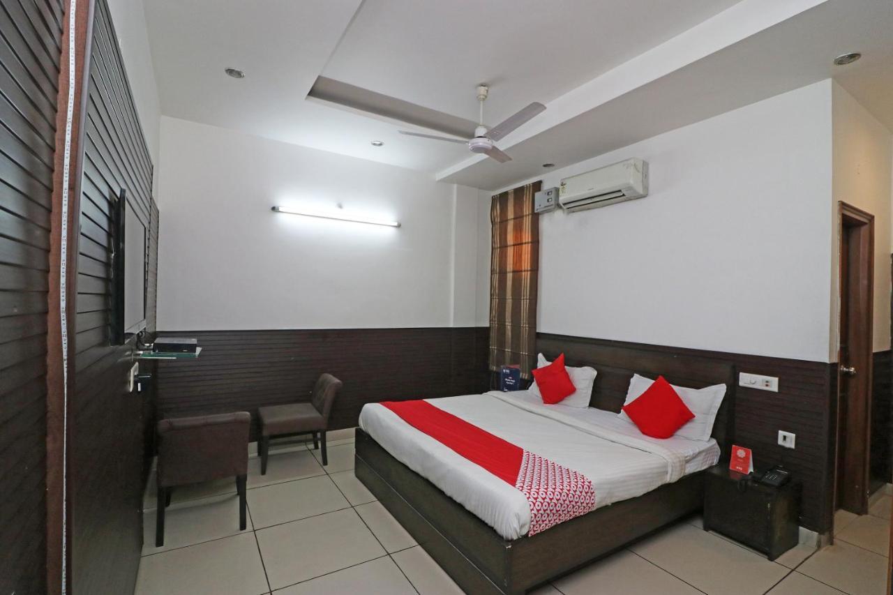 Oyo 22677 Hotel Mehfil Rajpura Bagian luar foto