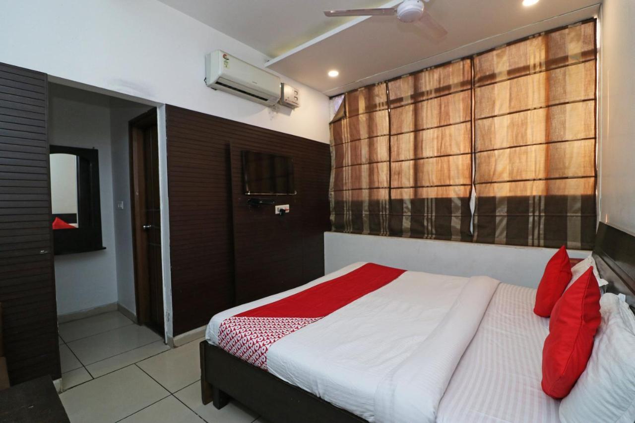 Oyo 22677 Hotel Mehfil Rajpura Bagian luar foto