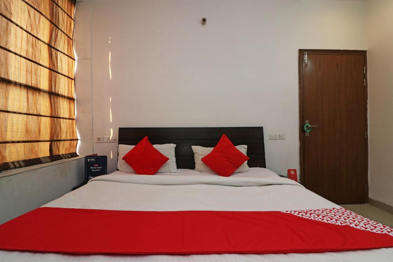Oyo 22677 Hotel Mehfil Rajpura Bagian luar foto