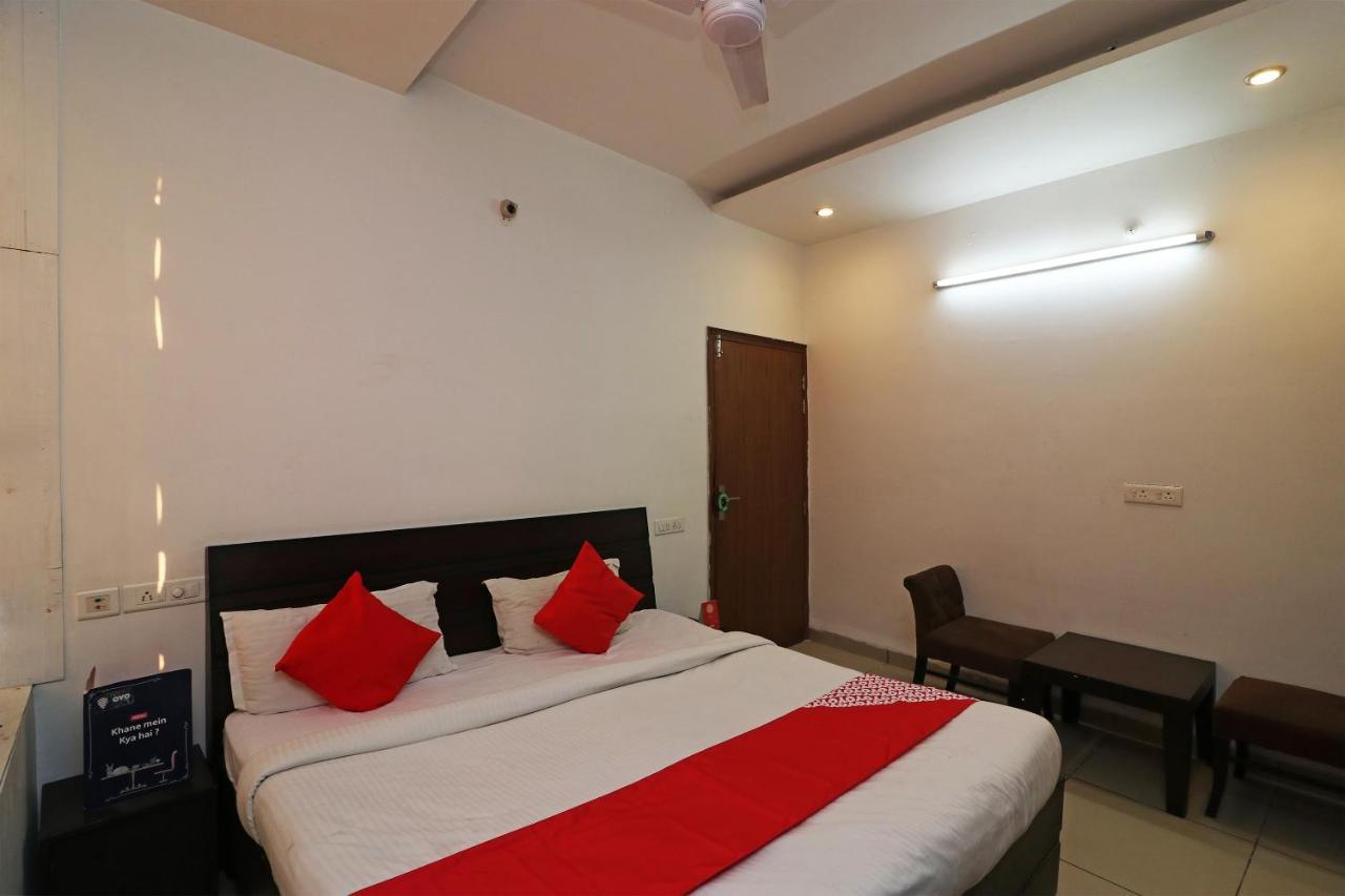 Oyo 22677 Hotel Mehfil Rajpura Bagian luar foto