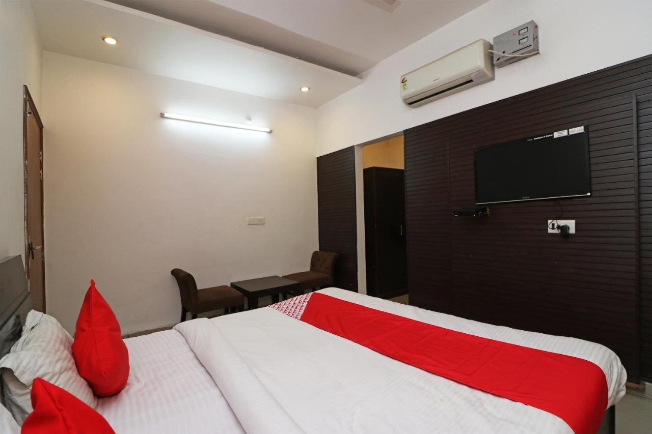 Oyo 22677 Hotel Mehfil Rajpura Bagian luar foto