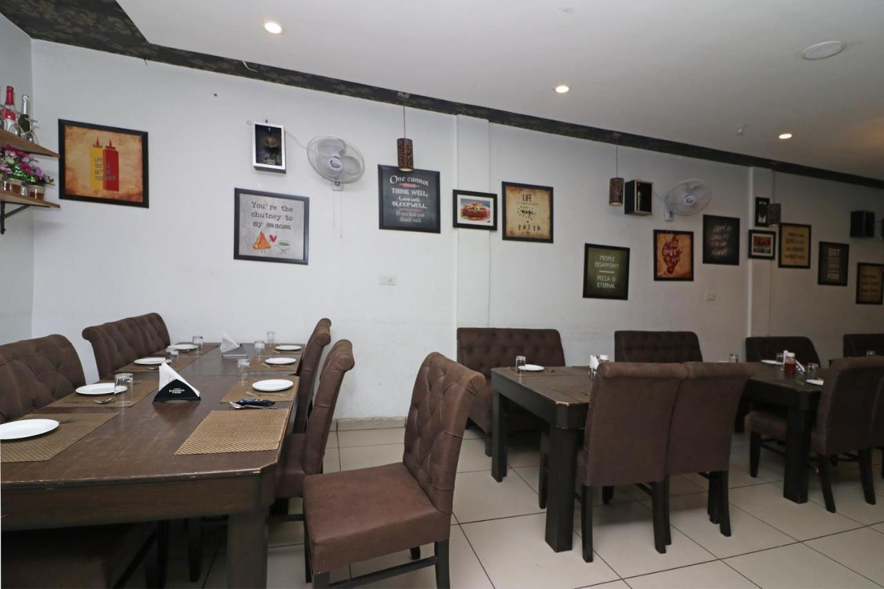 Oyo 22677 Hotel Mehfil Rajpura Bagian luar foto